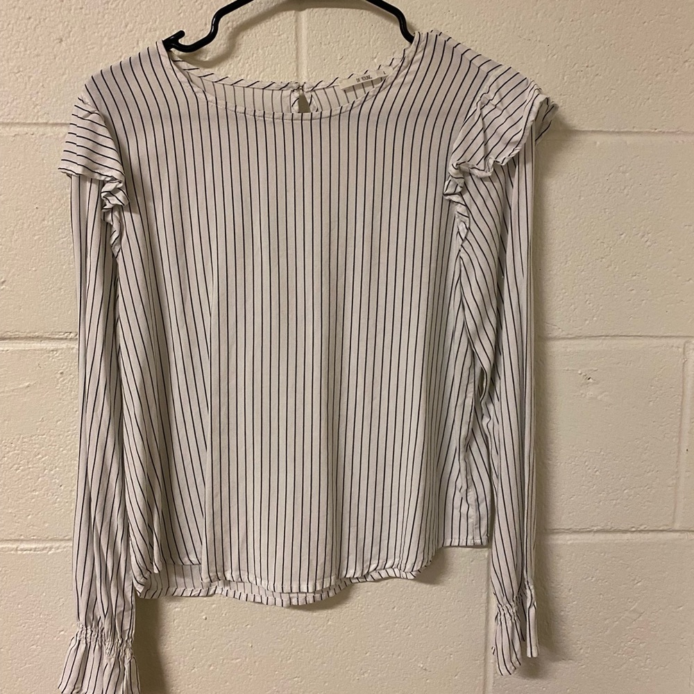 White shirt with black stripes ▪️▫️